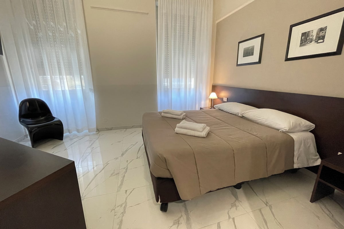 ألحفة محشوة بالريش وميني بار وخزنة داخل الغرفة ومكتب