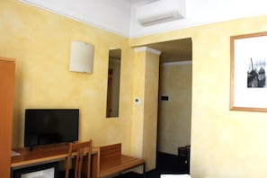 Standard-Zweibettzimmer | Daunenbettdecken, Minibar, Zimmersafe, Schreibtisch