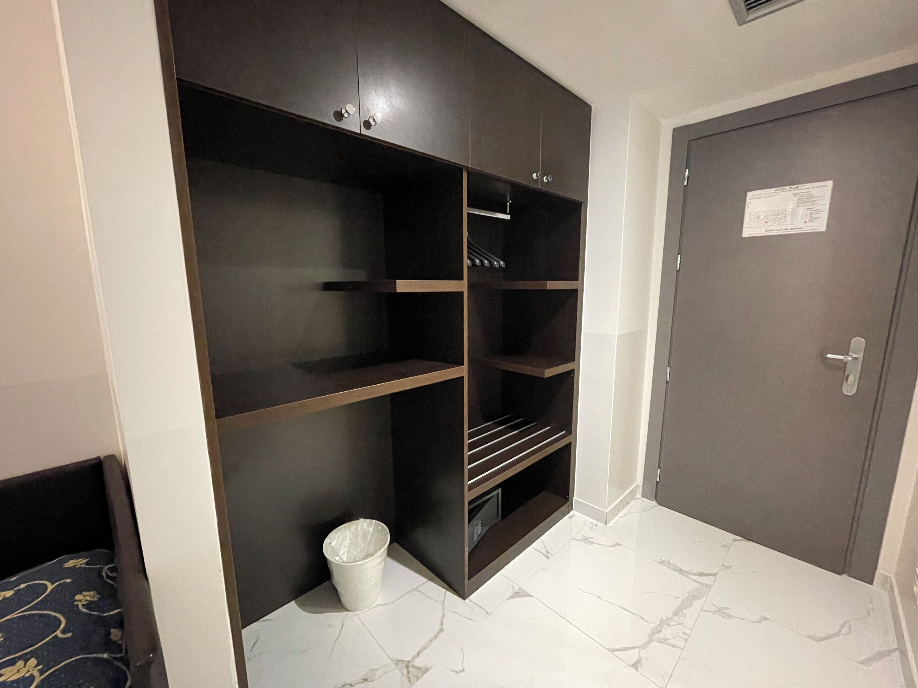 ألحفة محشوة بالريش وميني بار وخزنة داخل الغرفة ومكتب