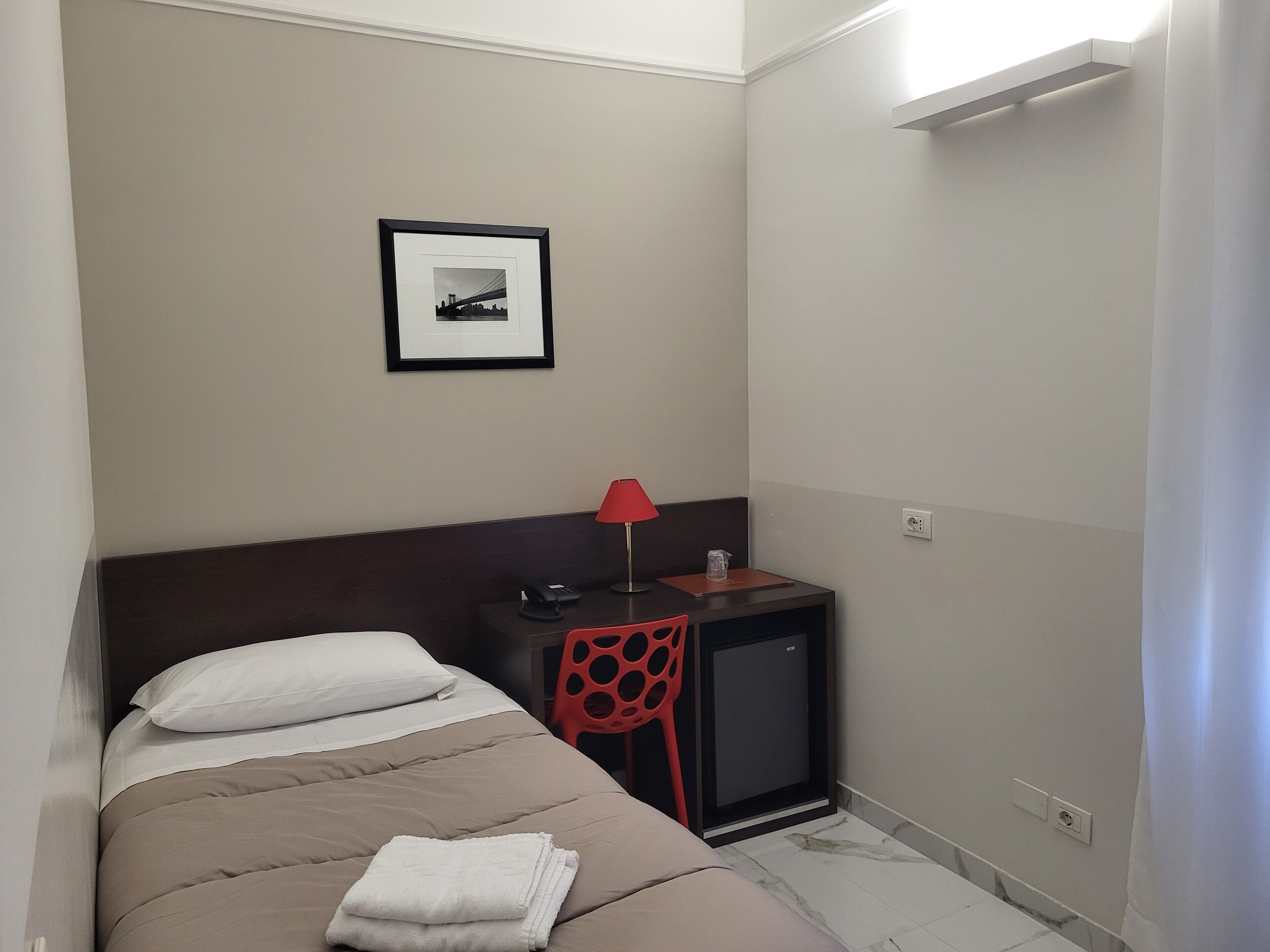 ألحفة محشوة بالريش وميني بار وخزنة داخل الغرفة ومكتب