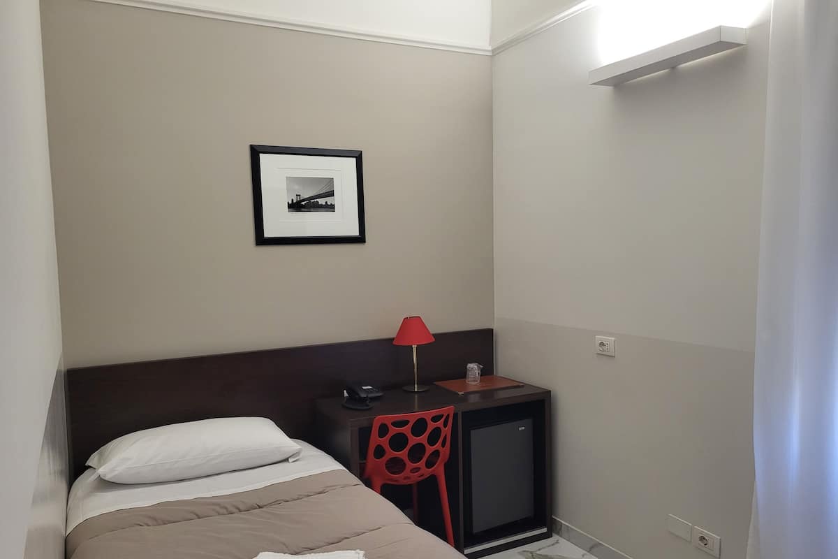 ألحفة محشوة بالريش وميني بار وخزنة داخل الغرفة ومكتب