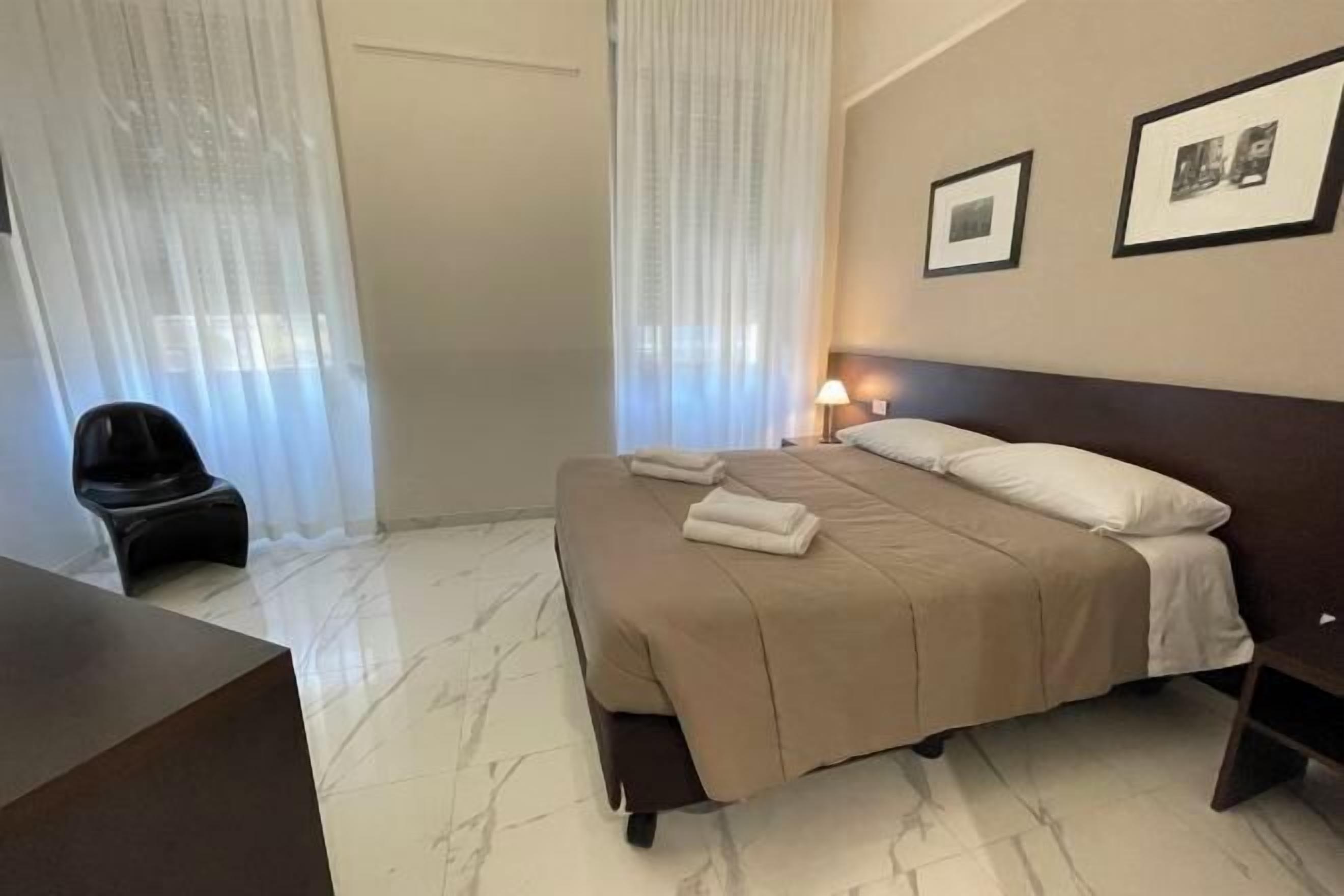 ألحفة محشوة بالريش وميني بار وخزنة داخل الغرفة ومكتب