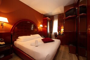 Standard-Doppel- oder -Zweibettzimmer | Daunenbettdecken, Minibar, Zimmersafe, Schreibtisch