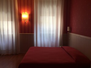 Standard-Doppelzimmer | Minibar, Zimmersafe, Schreibtisch, laptopgeeigneter Arbeitsplatz