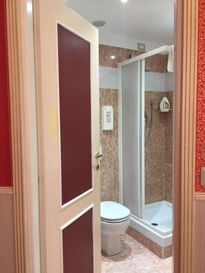 Amenidades de baño gratuitas, secadora de cabello, bidet, toallas