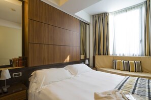 Habitació doble o amb dos llits individuals Deluxe | Minibar, caixa forta a l'habitació, escriptori i cortines opaques 