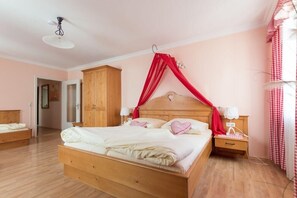 Luxe beddengoed, een kluis op de kamer, een bureau, geluiddichte muren