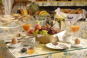 Daily cooked-to-order breakfast (EUR 13 per person)