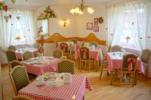 Daily cooked-to-order breakfast (EUR 13 per person) - Hotel Monaco (Munich)