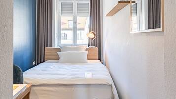 Einzelzimmer | Allergikerbettwaren, Zimmersafe, Schreibtisch, Verdunkelungsvorhänge