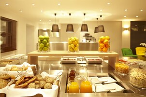 Un buffet con diversi cibi e bevande.