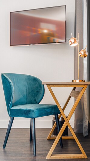 Kamar Double Superior (with air condition) | Seprai antialergi, brankas, meja kerja, dan tirai kedap cahaya