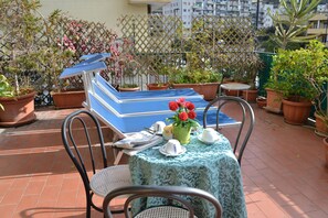 Outdoor dining - Hotel Cesare Augusto (Naples)