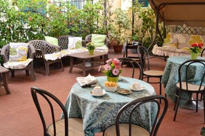 Outdoor dining - Hotel Cesare Augusto (Naples)