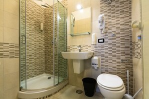 Shower, hair dryer, towels - Hotel Cesare Augusto (Naples)