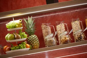 Un bufé con una variedad de frutas y frutos secos.