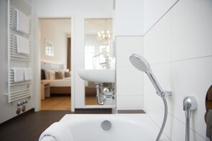 Habitación doble superior | Baño | Ducha, artículos de higiene personal gratuitos y secador de pelo