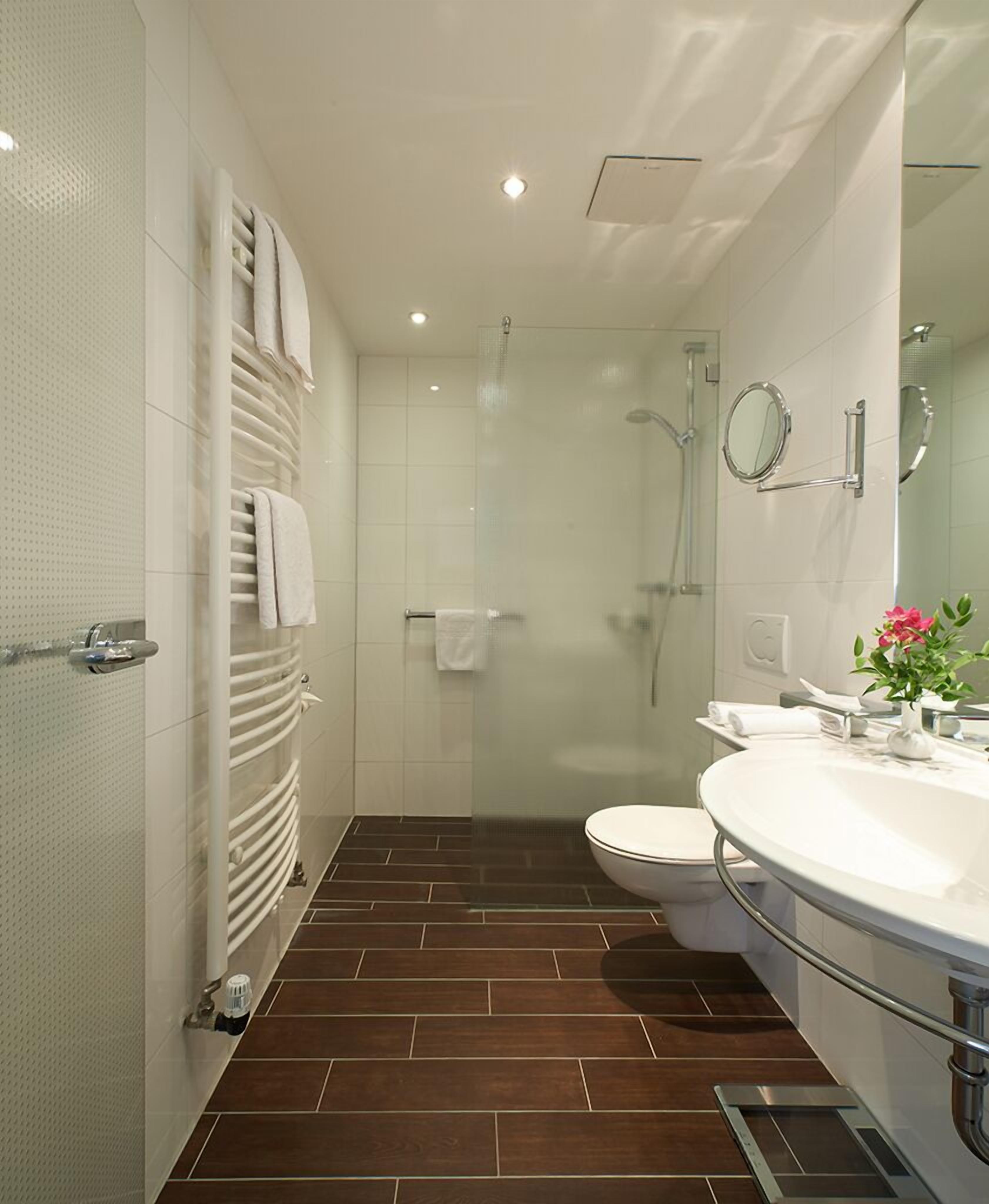 standard double room | bathroom | shower, free toiletries, hair dryer, bathrobes
