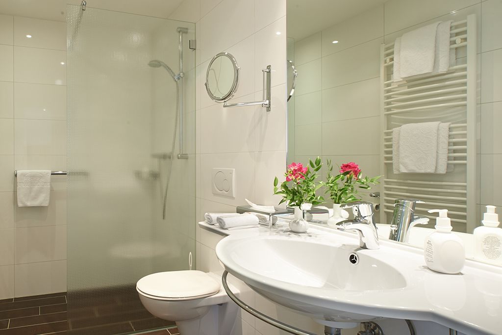 standard double room | bathroom sink