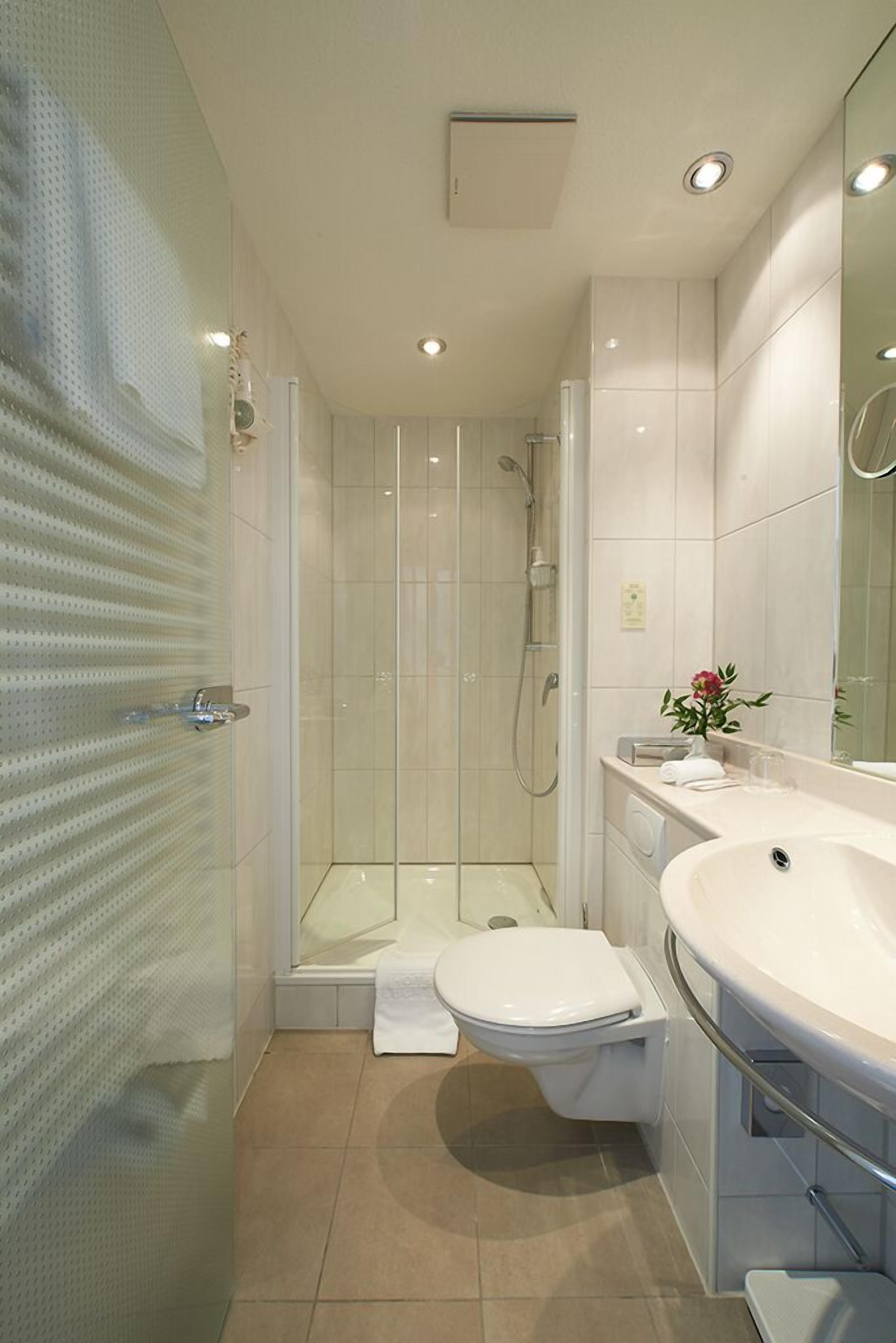standard double room | bathroom shower