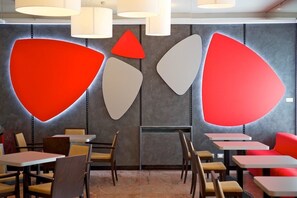 Café da manhã continental diário (EUR 8.00 por pessoa) 