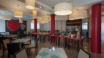 Tägliches Frühstücksbuffet (12 EUR pro Person)
