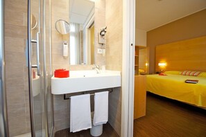 Standard Room, 1 Queen Bed | Bathroom sink