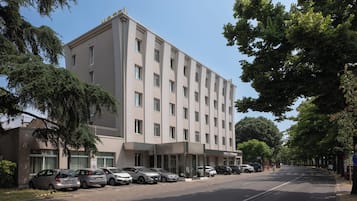 Vista frontal de la propiedad
