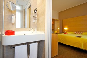 Standard-Doppelzimmer, 1 Doppelbett | Badezimmer | Dusche, umweltfreundliche Kosmetikartikel, Haartrockner, Bidet