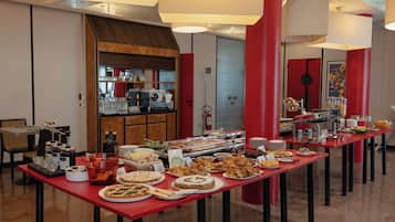 Se ofrece un desayuno bufé todos los días (por un coste adicional)