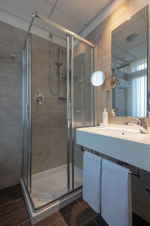 Standard-Doppelzimmer | Badezimmer | Dusche, umweltfreundliche Kosmetikartikel, Haartrockner, Bidet