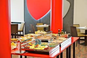 Bữa sáng kiểu Âu hàng ngày (8.00 EUR/mỗi người)