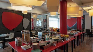 Un buffet proposant une variété de plats et un décor intérieur moderne.