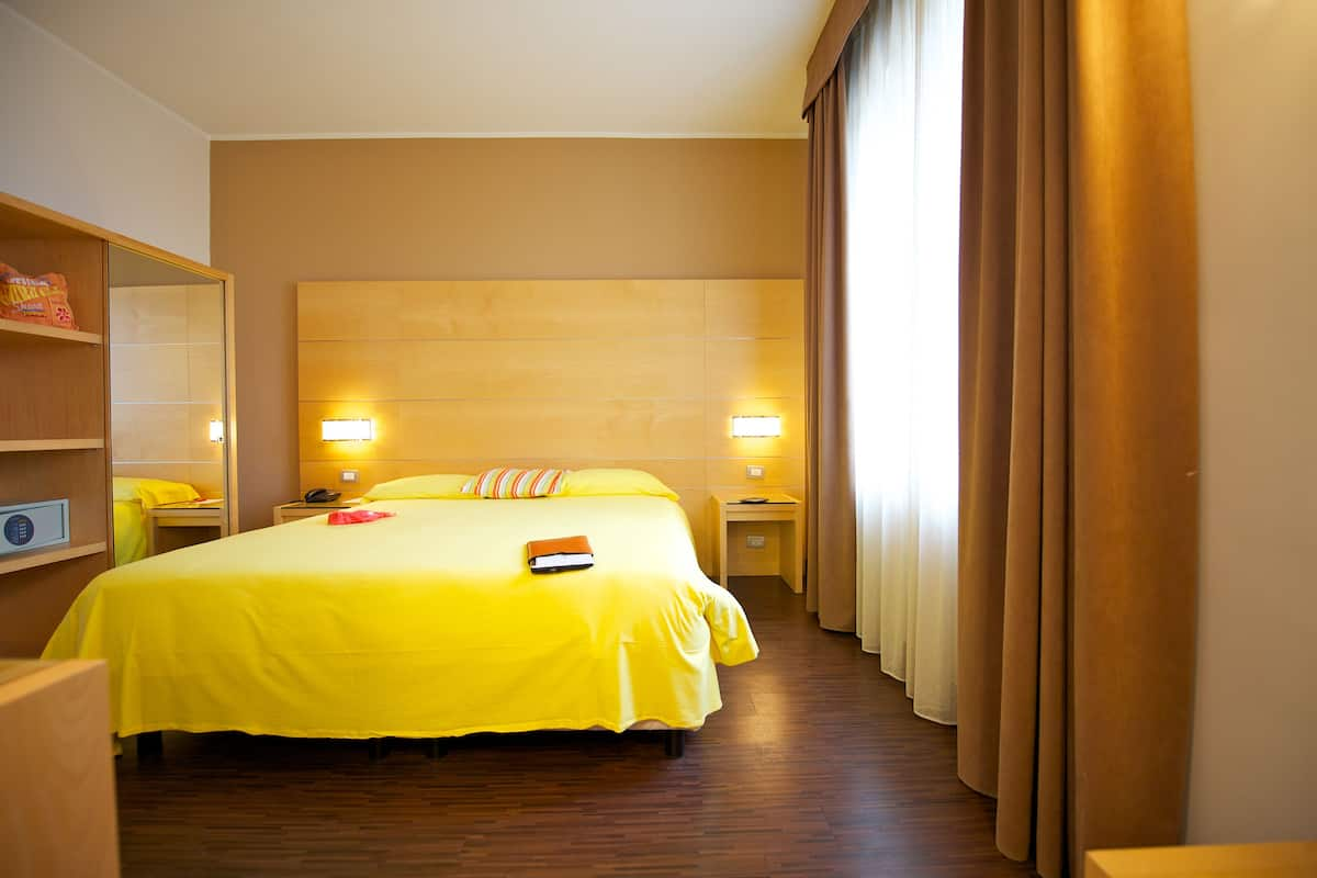 Standard Room, 1 Queen Bed | In-room safe, desk, free WiFi, bed sheets