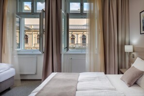 Zimmersafe, Schreibtisch, kostenlose Babybetten, Zustellbetten