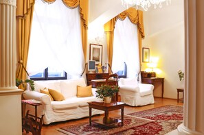 Lobby sitting area - Hotel Louren (Prague)