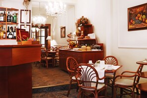 Breakfast area - Hotel Louren (Prague)