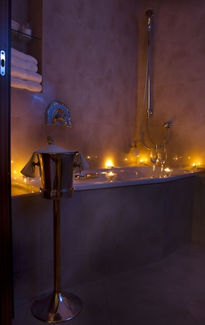 Bathtub, deep soaking tub, free toiletries, hair dryer