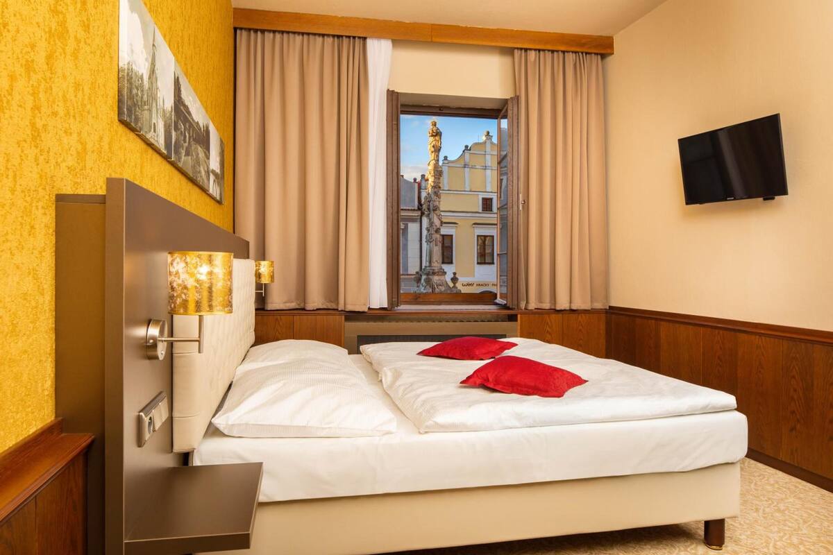 Minibar, in-room safe, WiFi (free)