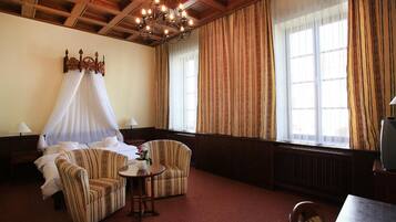 Minibar, in-room safe, free WiFi, wheelchair access