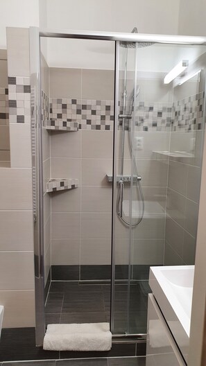 Shower, free toiletries, hair dryer, towels - Hotel Jerabek (Prague)