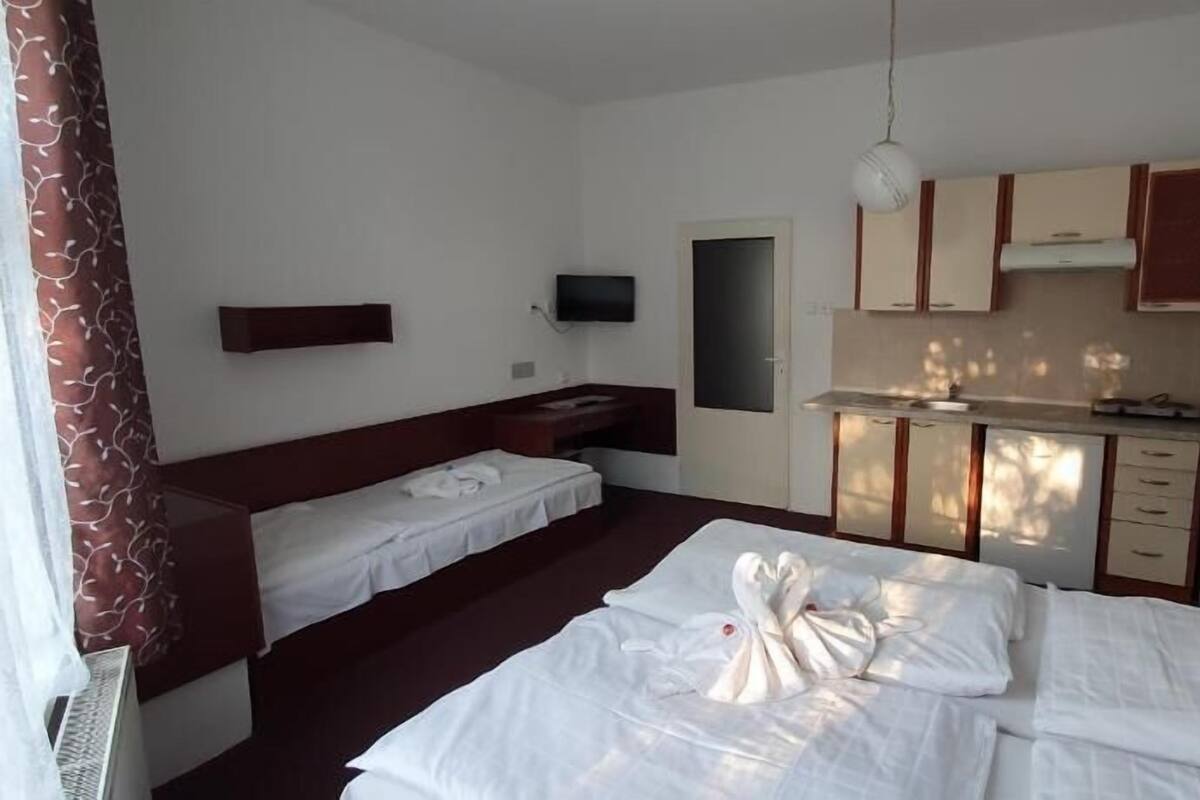 1 bedroom, in-room safe, desk, laptop workspace