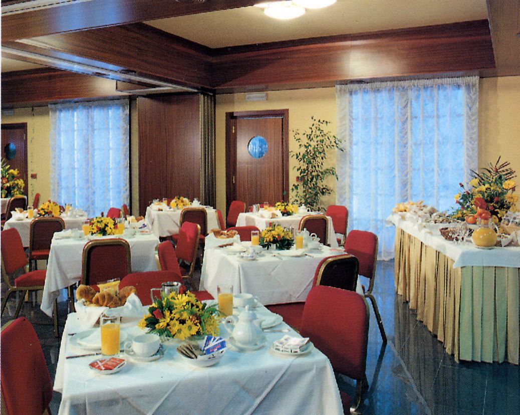 Petit déjeuner buffet (5 EUR par personne)