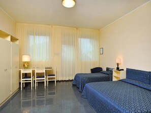 Habitació triple | Minibar, caixa forta a l'habitació i escriptori 