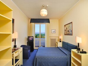 Minibar, värdeförvaringsskåp på rummet, skrivbord och ljudisolering