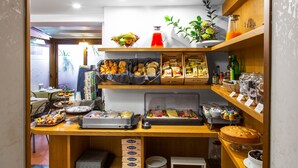 A buffet setup with various food items and beverages. - Hotel Piazza Di Spagna (Rome)