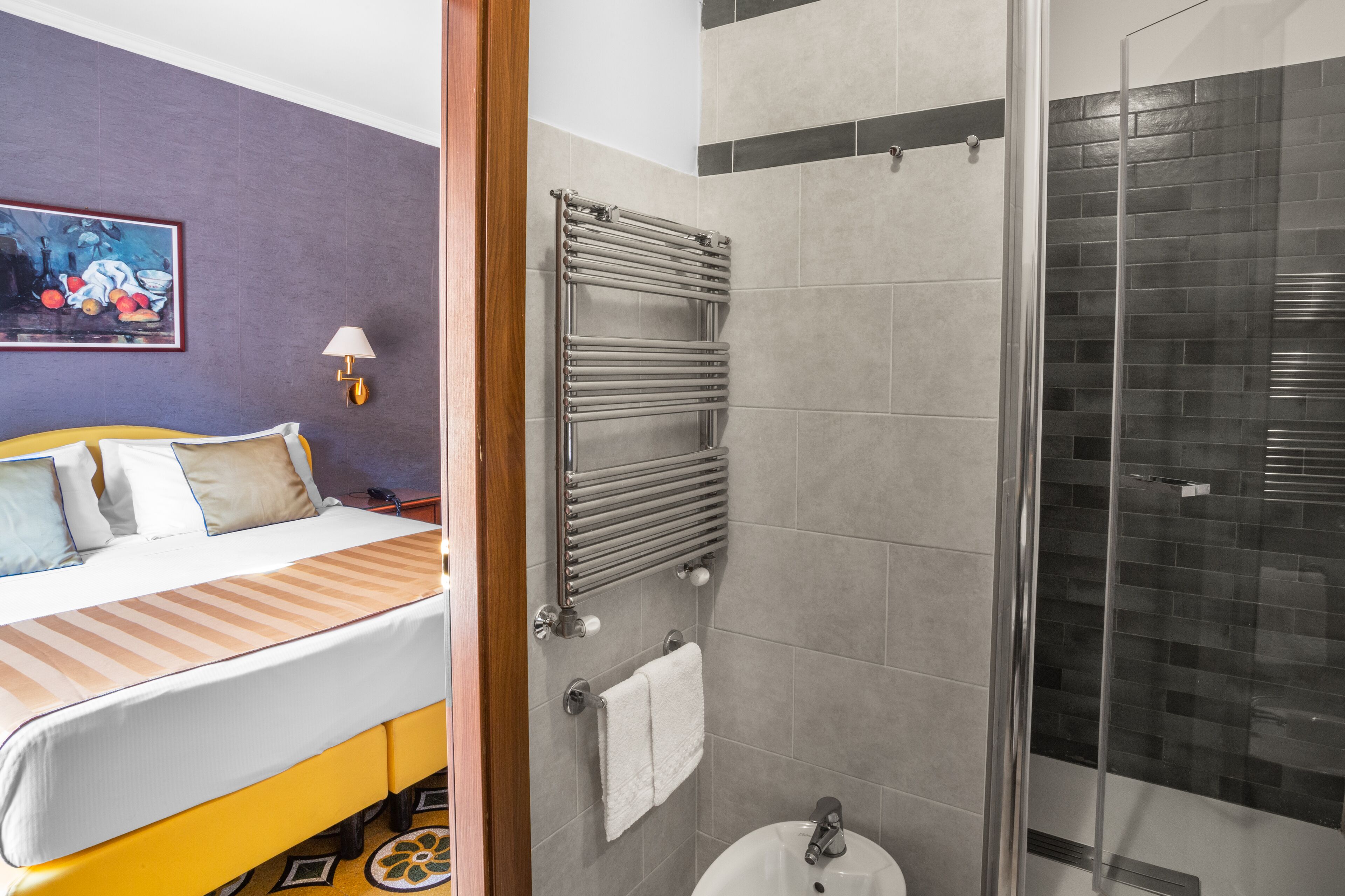 standard double room | bathroom | free toiletries, hair dryer, towels
