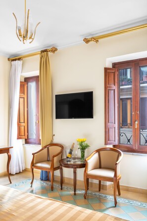 Superior tweepersoonskamer | Luxe beddengoed, een minibar, een kluis op de kamer, een bureau