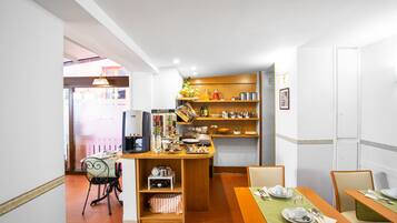 TĂ€gliches kontinentales FrĂŒhstĂŒck (14 EUR pro Person)