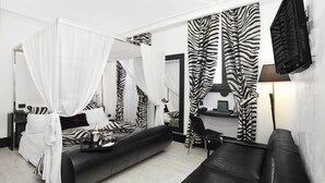 Ropa de cama de alta calidad y minibar 